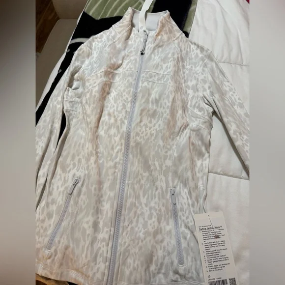 NWT lululemon white leopard size 10 - Picture 2 of 4